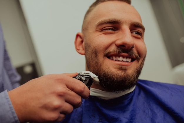 Giovane uomo in Barbershop Hair Care Service Concept Messa a fuoco selettiva Foto di alta qualità