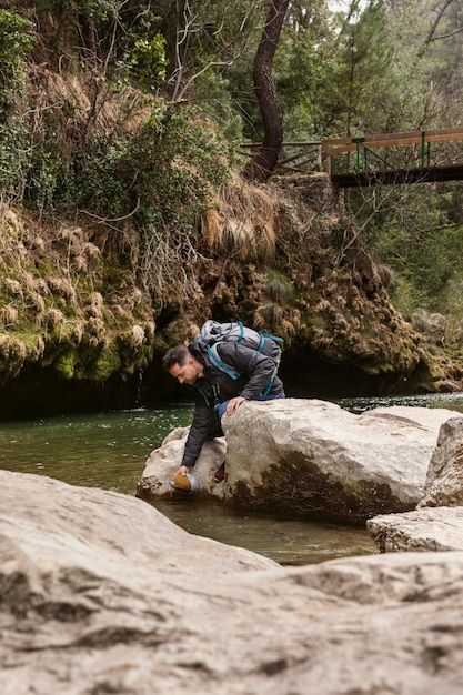 Giovane uomo in natura al fiume