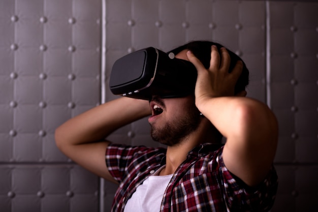 Giovane uomo in realtà virtuale glassess.