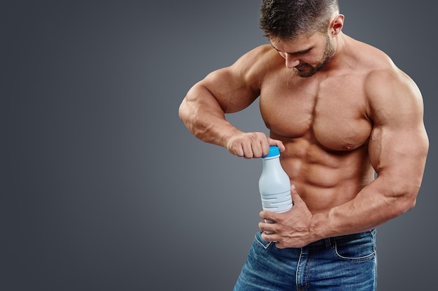 Giovane uomo indiano di forma fisica che posa alla macchina fotografica