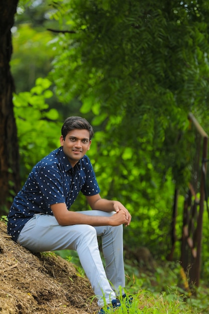 Giovane uomo indiano in una camicia blu in natura