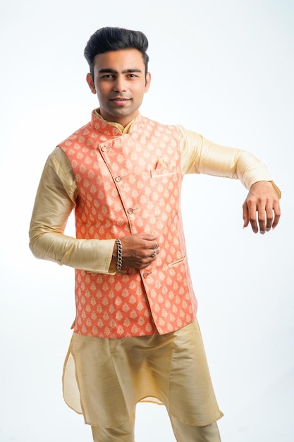 Giovane uomo indiano su abbigliamento tradizionale