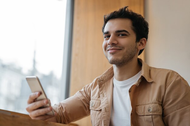 Giovane uomo indiano utilizzando il telefono cellulare