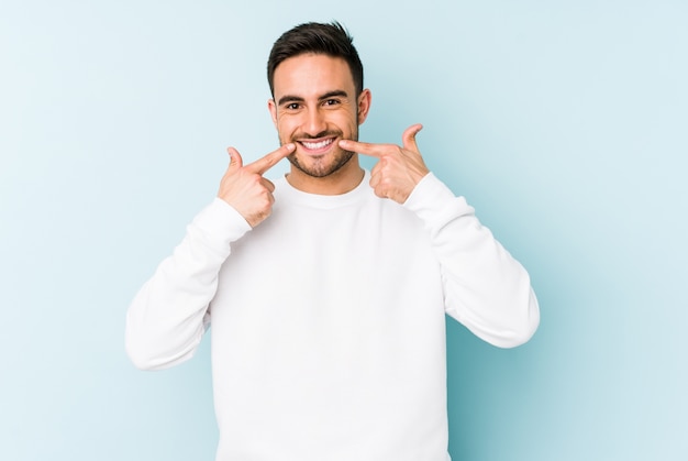 Giovane uomo isolato sull'azzurro