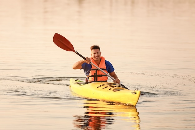 Giovane uomo kayak nel fiume