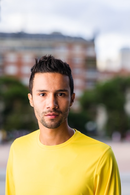 Giovane uomo latino headshot colombiano isolato ritratto ispanico nello stile di vita urbano