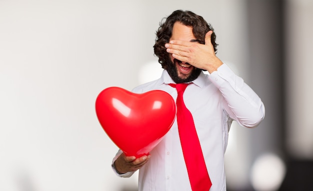 Giovane uomo pazzo concetto di San Valentino