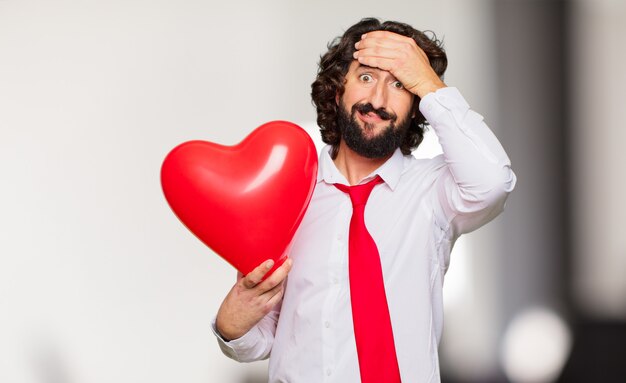 Giovane uomo pazzo concetto di San Valentino