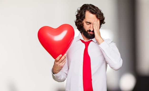 Giovane uomo pazzo concetto di San Valentino