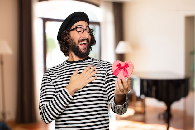 Giovane uomo pazzo concetto di San Valentino