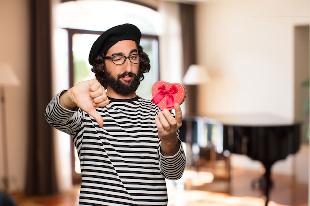 Giovane uomo pazzo concetto di San Valentino