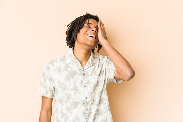 Giovane uomo rasta afroamericano che ride emozione felice, spensierata, naturale.