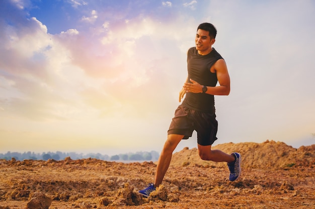 Giovane uomo runner in esecuzione sentiero sulla riva del lago di alba Concetto sano e stile di vita Healthy