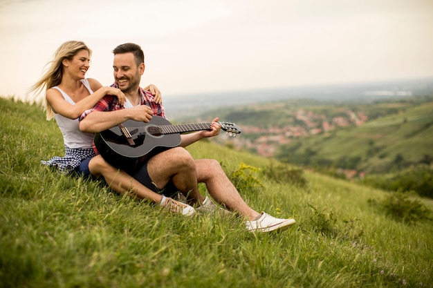 Giovane uomo seduto sull&#39;erba