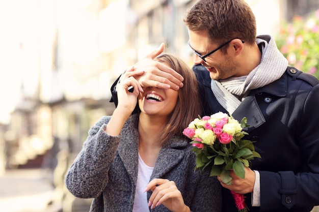 giovane uomo sorprendente donna con fiori