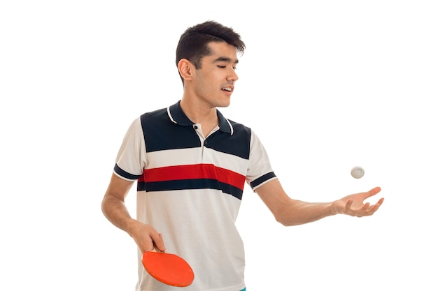 Giovane uomo sportivo allenamento ping-pong isolato su sfondo bianco