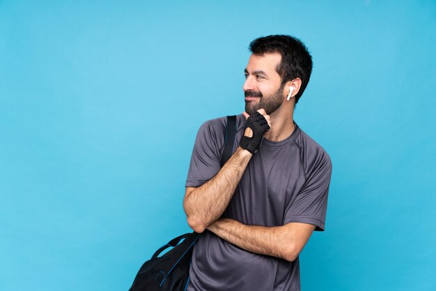 Giovane uomo sportivo con la barba che guarda al lato