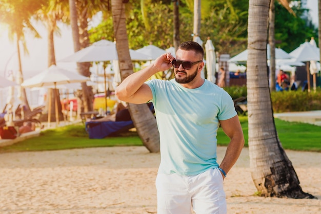 Giovane uomo su una spiaggia tropicale.