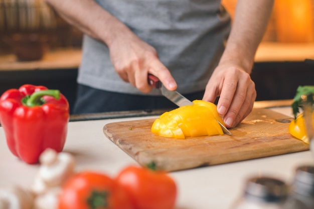 Giovane uomo vegano cibo sano preparazione del pasto