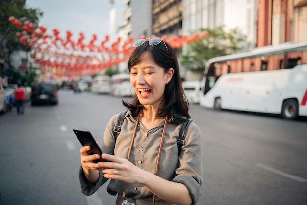 Giovane viaggiatore asiatico dello zaino della donna che gode del mercato dell'alimento della via della città della Cina a Bangkok Tailandia Viaggiatore che controlla le strade laterali