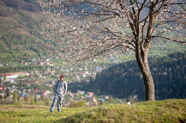 Giovane viaggiatore con zaino sulla collina