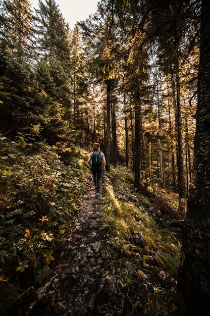 Giovane viaggiatore escursionismo ragazza con zaini Escursioni in montagna Collina Sivy Vrch e rocce chiamate Radove Skaly nei Tatra occidentali Slovacchia Tatra occidentali nel paesaggio montano della Slovacchia