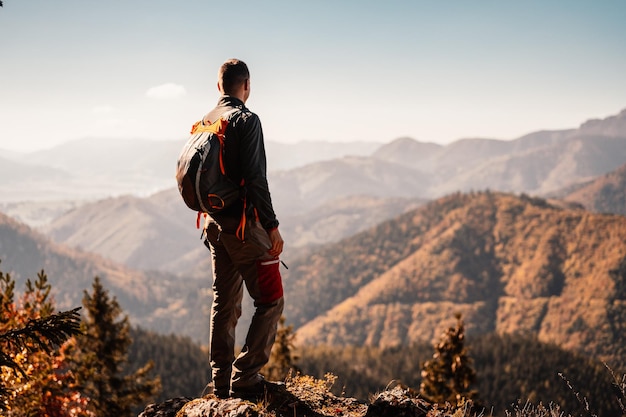 Giovane viaggiatore escursionismo ragazza con zaini Escursioni in montagna Paesaggio soleggiato Viaggiatore turistico su sfondo vista mockup Alti Tatra slovacchia