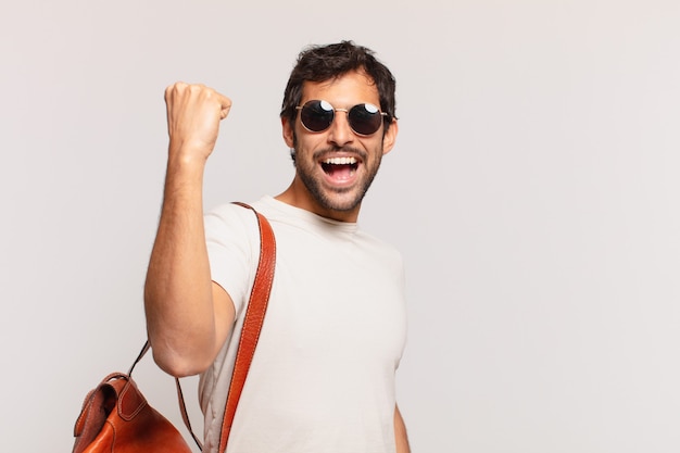 Giovane viaggiatore indiano che celebra con successo una vittoria