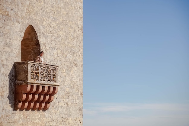 Giovane viaggiatrice ispanica nel balcone del famoso vecchio castello storico di Almodovar del Rio