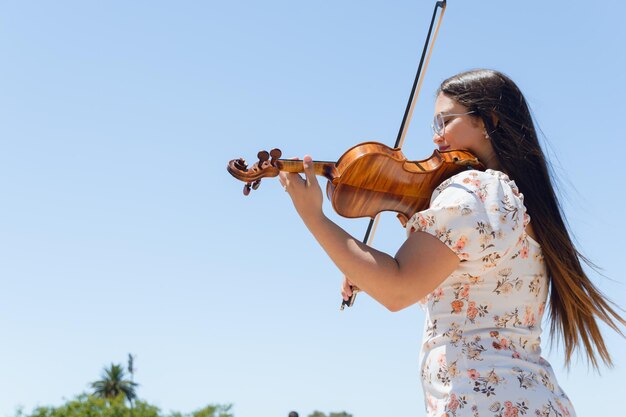 giovane violinista di strada che si esibisce all'aperto