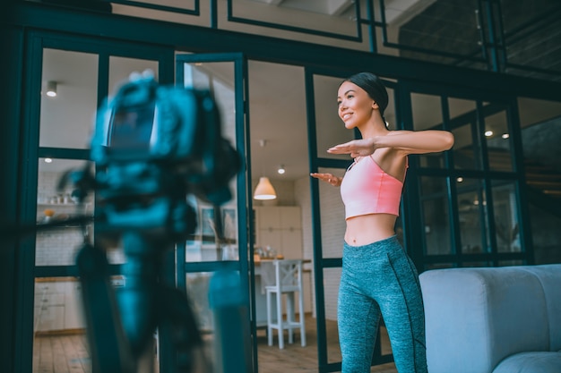 Giovane vlogger di fitness che registra un video