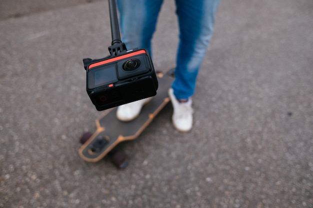 Giovane youtuber che si filma per un video con un longboard