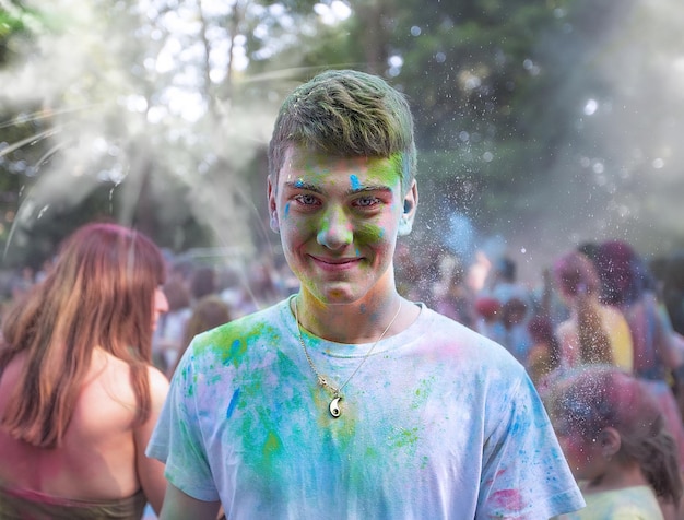 Giovani adolescenti e adulti celebrano l'evento Holi in Ucraina a Chernivtsi l'8 marzo 2022 Si divertono e si lanciano vernice l'un l'altro