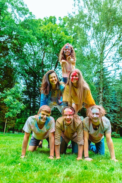 Giovani amici felici alla festa tradizionale indiana di holi fest