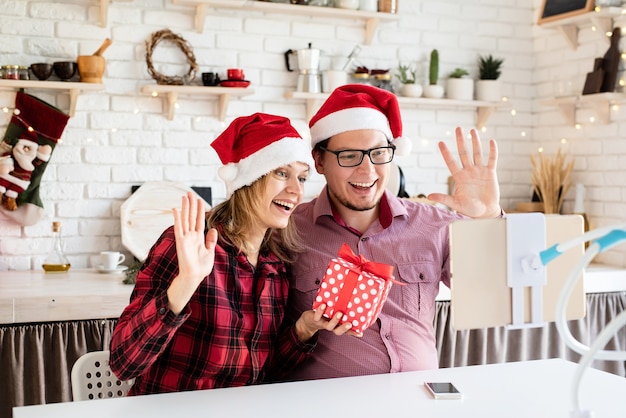 Giovani amici felici che portano il cappello della Santa