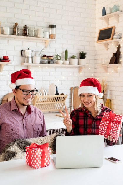 Giovani amici felici che portano il cappello della Santa