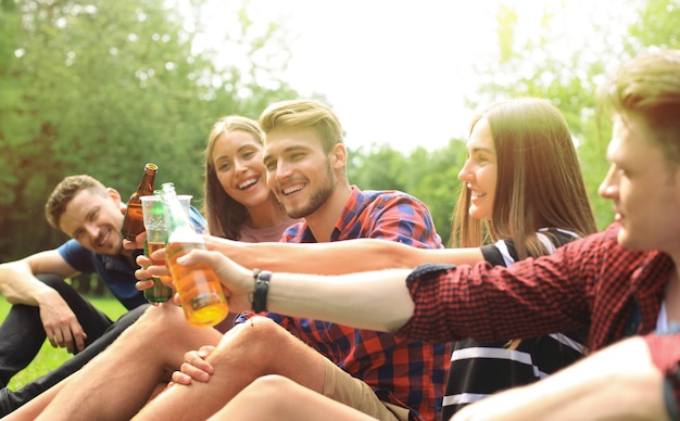 Giovani amici felici che si godono il picnic e mangiano