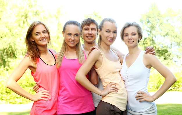 Giovani amici in un abbigliamento fitness all'aperto
