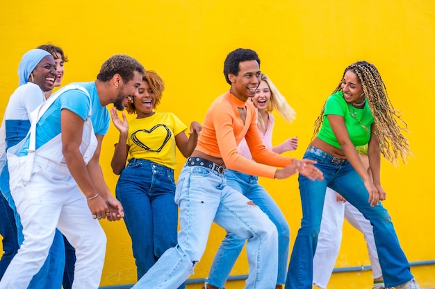 Giovani amici multietnici che ballano insieme una coreografia