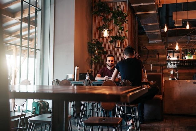 Giovani arabi felici appesi in un loft cafe