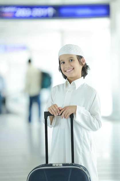 Giovani bambini arabi passeggeri che viaggiano in aeroporto