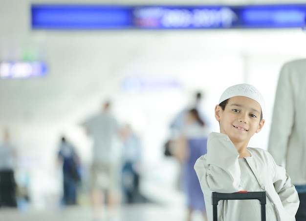 Giovani bambini arabi passeggeri che viaggiano in aeroporto