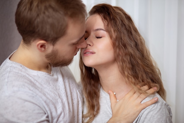 Giovani belle coppie amorose prima del bacio