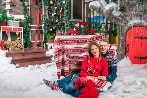 Giovani belle coppie di amore che celebrano il nuovo anno. Donna e uomo che festeggiano il Natale