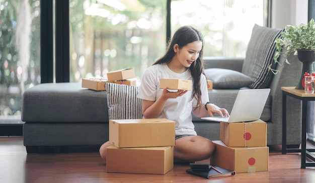 Giovani belle donne che utilizzano computer portatile che controlla l'ordine.