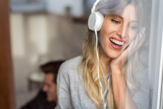 giovani belle donne con le cuffie che ascoltano la musica