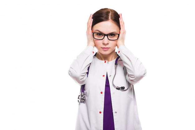 Giovani belle orecchie frustrate della copertura di medico femminile
