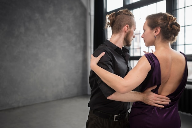 Giovani che ballano il tango in uno studio