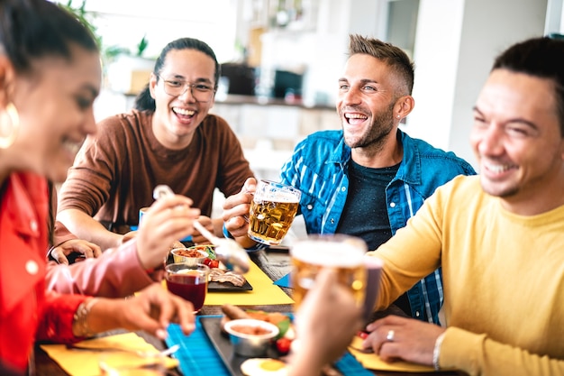 Giovani che bevono birra e succhi durante il brunch