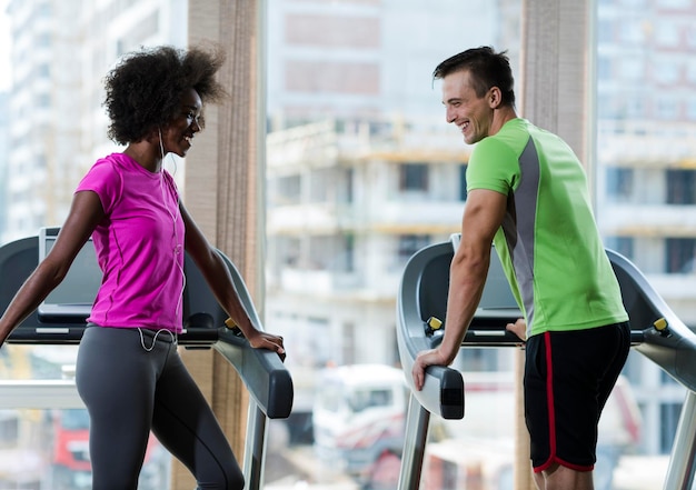 giovani che esercitano un cardio sul tapis roulant in una moderna palestra